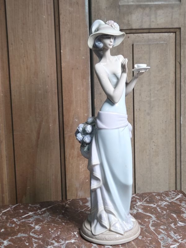 Figura de Porcelana Lladro Dama con Taza de Té, Altura 38 cm