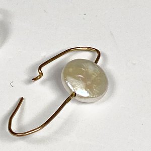 Dos Pares de Aretes: Oro y Nácar, y Otros Sin Piedras - imagen 4