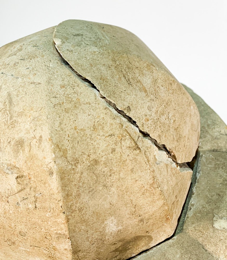 Bebedero en piedra y mármol con detalles y rotura - imagen 3