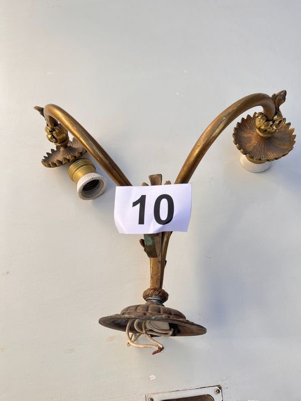 Bronce con dos brazos, decoración y luces - imagen 1