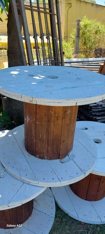 Lote siguiente: Mesa de madera con carretes y pileta