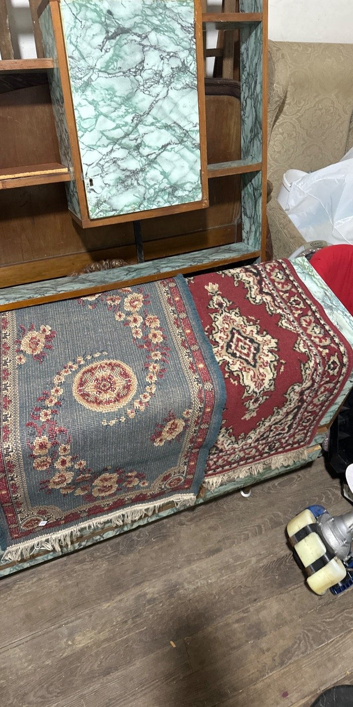 Dos Alfombras Orientales con Diseños Florales y Geométricos
