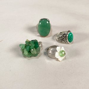 Lote siguiente: Lote de Cuatro Anillos con Piedras Verdes y Flor