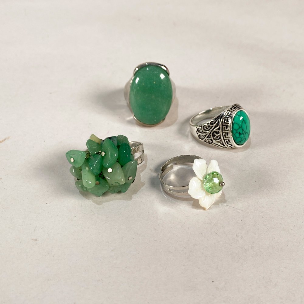 Lote de Cuatro Anillos con Piedras Verdes y Flor