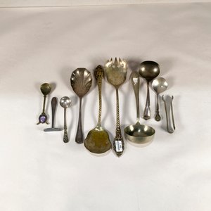 Lote siguiente: Doce Piezas de Servir Metálicas: Cucharas, Cucharones, Pinza y Más