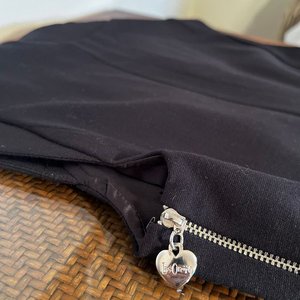 Vestido Negro Las Oreiro Talle M con Cierres Plateados - imagen 2