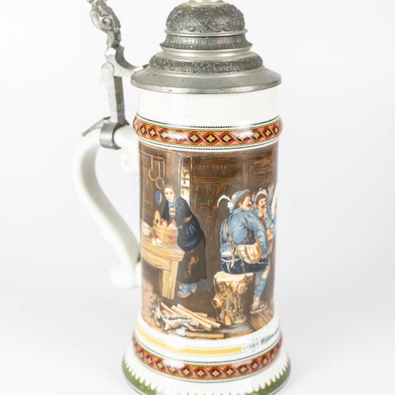 Jarra de porcelana austriaca con escena pintada y tapa de peltre - imagen 2