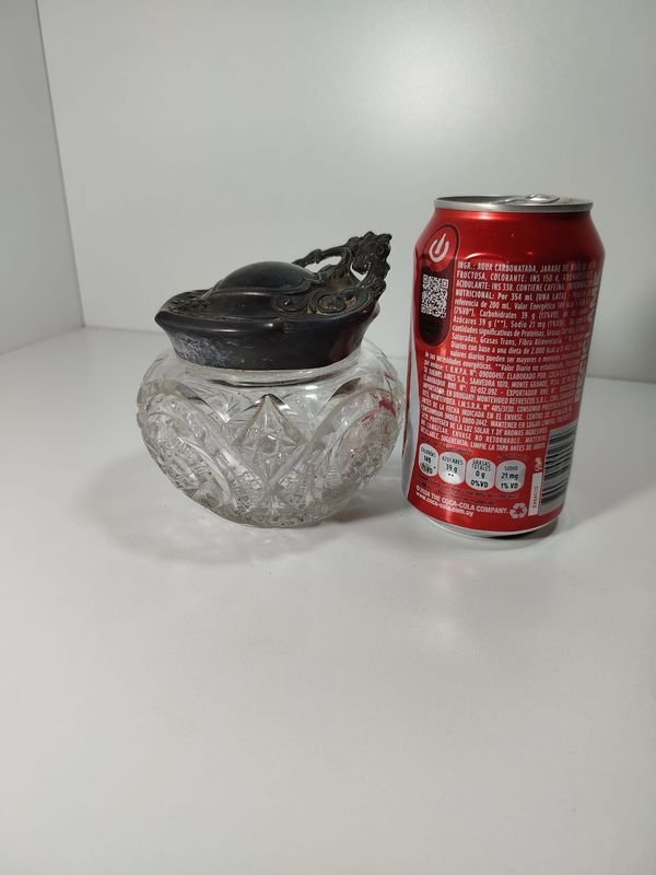 Recipiente en cristal tallado con tapa original en peltre