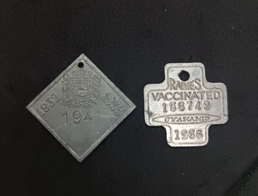 Lote de 2 Patentes de Perro: Montevideo 1932-1941 y USA 1966