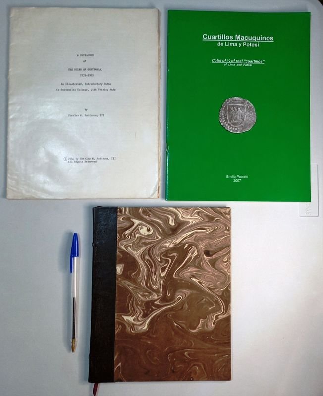 Lote de 3 libros de numismática: Catálogo de Monedas de Guatemala, Cuartillos Macuquinos y Monedas Obsidionales Peruanas