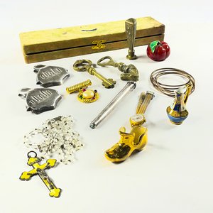 Lote siguiente: Lote de abanico, destapador, rosario, relojes y objetos decorativos