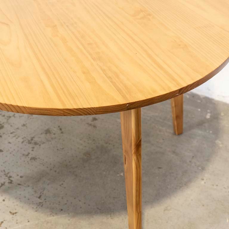Mesa de comedor circular en pino. Detalles en el lustre. - imagen 2