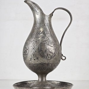 Jarra Antigua de Peltre con Bandeja Decorada - imagen 2