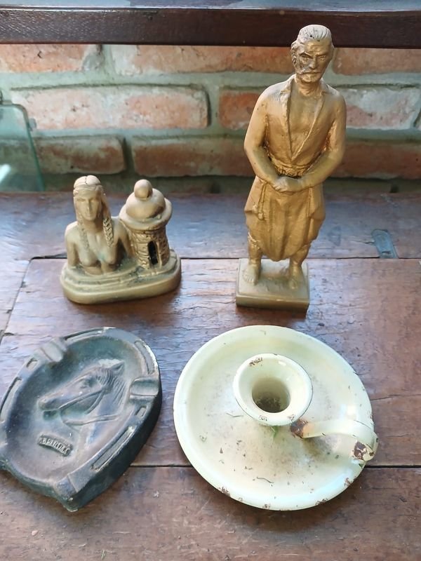 Lote de Adornos: Cenicero, Porta Vela y Figuras Decorativas