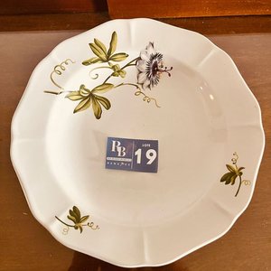 Juego de 5 Platos de Porcelana Uruguaya con Diseño Floral - imagen 2