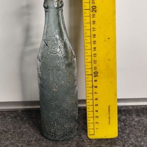 Lote siguiente: Botella Antigua de Vidrio Labrado con Inscripción