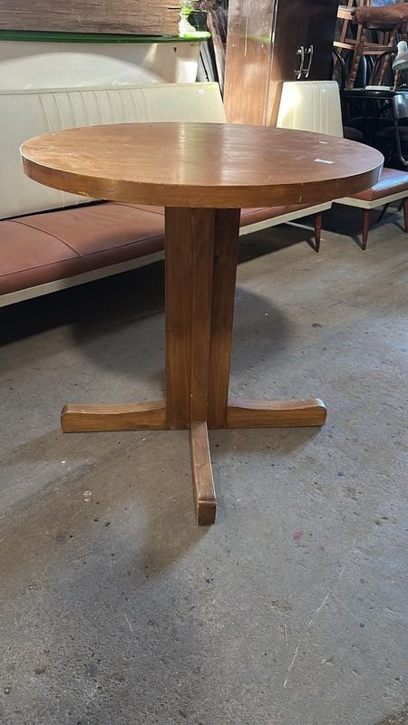 Lote anterior: Mesa Redonda de Madera con Diseño Sencillo