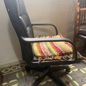 Silla de Oficina Giratoria Negra con Cojín Artesanal Multicolor - imagen 2