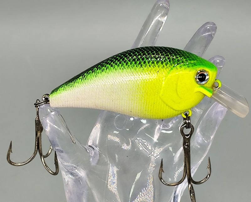 Señuelo de Pesca Crankbait Verde y Amarillo con Babero y Anzuelos