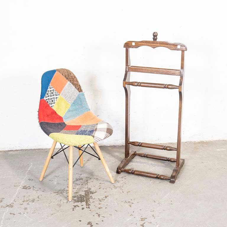 Lote anterior: Silla Eames y Despojador de Pino con Detalles en el Lustre