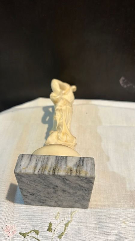 Figurina en mármol con base en mármol - imagen 2