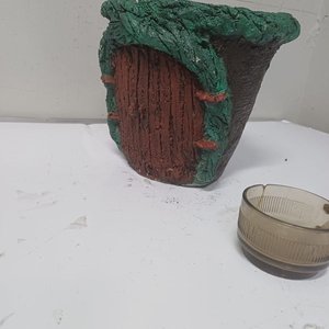 Maceta Decorativa Marrón con Borde Verde y Diseño de Puerta - imagen 2