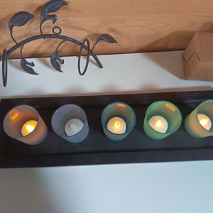 Adorno Metálico con 5 Velas LED Imitación y Base Negra - imagen 3