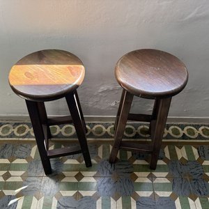 Par de Banquetas Altas de Madera Oscura - imagen 1