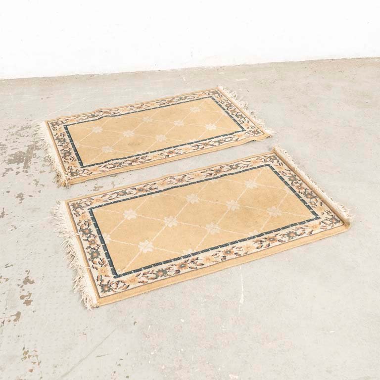 Lote anterior: Alfombras acrílicas con fondos color caqui y guardas florales