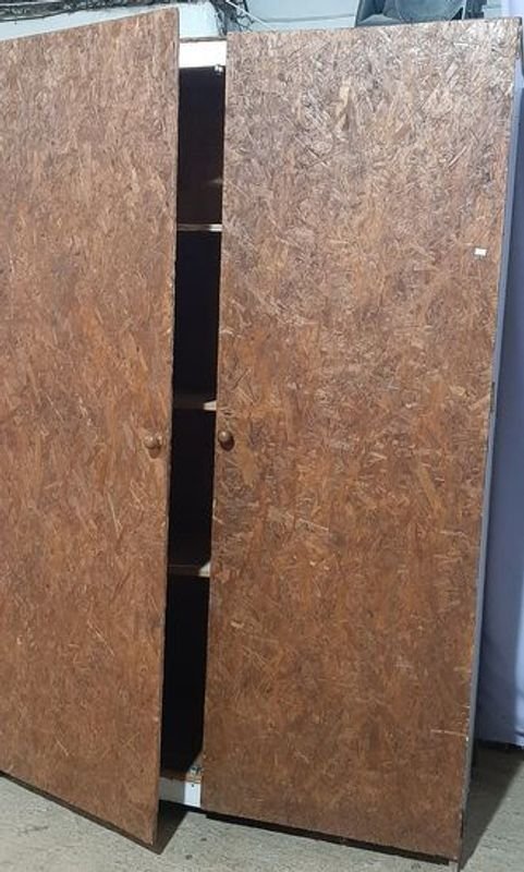 Lote siguiente: Mueble de MDF y compensado, dos puertas