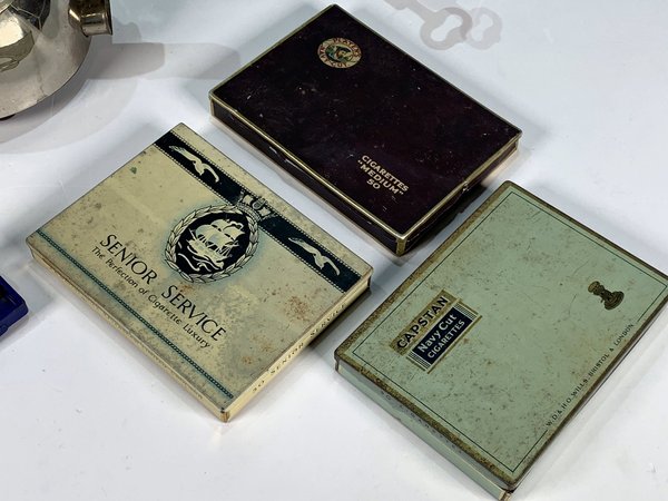 Lote Variado: Máquina de Picar Carne Husqvarna N°8, Caldera Eléctrica Ardeco, Cajas de Cigarrillos y Accesorios Vintage