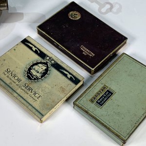 Lote siguiente: Lote Variado: Máquina de Picar Carne Husqvarna N°8, Caldera Eléctrica Ardeco, Cajas de Cigarrillos y Accesorios Vintage