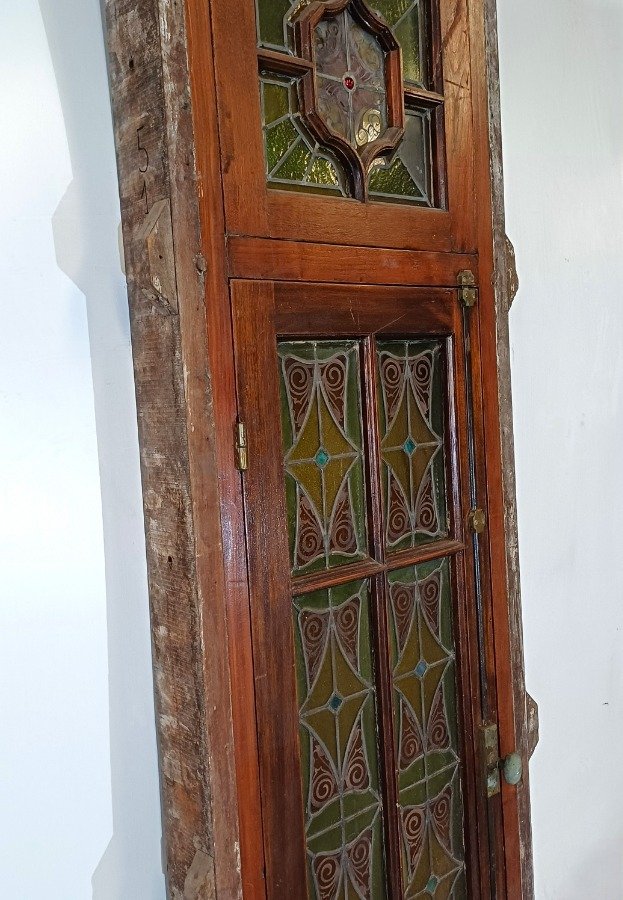 Ventana antigua con vitraux muy coloridos y cedro - imagen 7