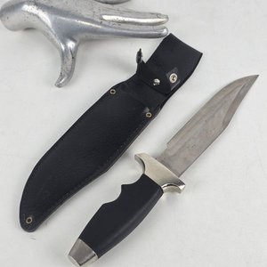 Lote siguiente: Cuchillo de Caza con Funda Negra
