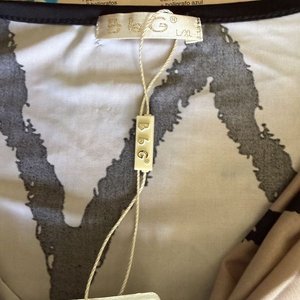 Blusa Beige y Negra con Diseño Zigzag Talle L/XL Nueva - imagen 2