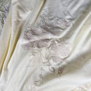 Mantilla de seda bordada con flecos - imagen 3
