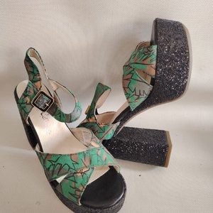 Lote anterior: Sandalias Verdes con Plataforma Brillante y Tela, Industria Uruguaya Talle 35