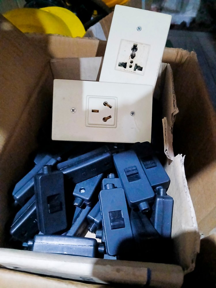 Lote de plaquetas y interruptores eléctricos - imagen 2