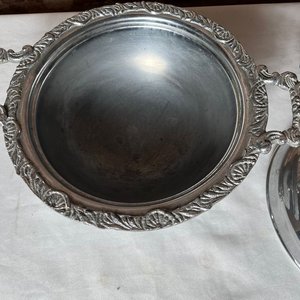 Guisera Antigua de Platina con Tapa Cincelada y Repujados - imagen 4