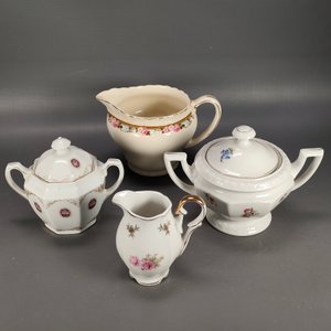 Lote de 4 piezas de porcelana y loza: 2 azucareros, lechera y cremera - imagen 1