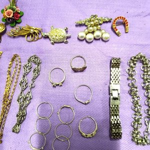Lote de Bisutería Variada: Broches, Collares, Anillos y Pulseras - imagen 3