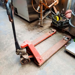 Gato Hidráulico Rojo para Pallets con Ruedas - imagen 2