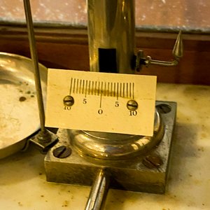 Balanza de Precisión Antigua con Vitrina de Madera y Mármol - imagen 4