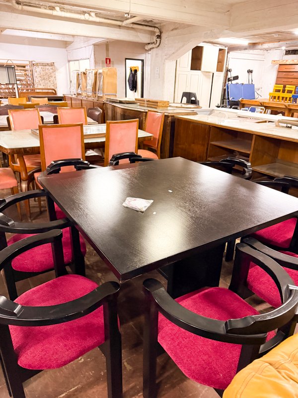 Mesa de Comedor Oscura con 8 Sillas Tapizadas en Fucsia