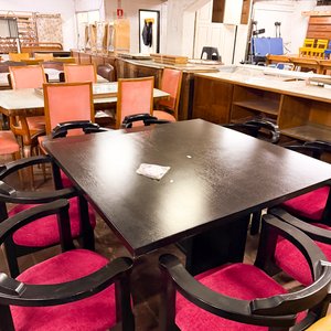 Lote anterior: Mesa de Comedor Oscura con 8 Sillas Tapizadas en Fucsia