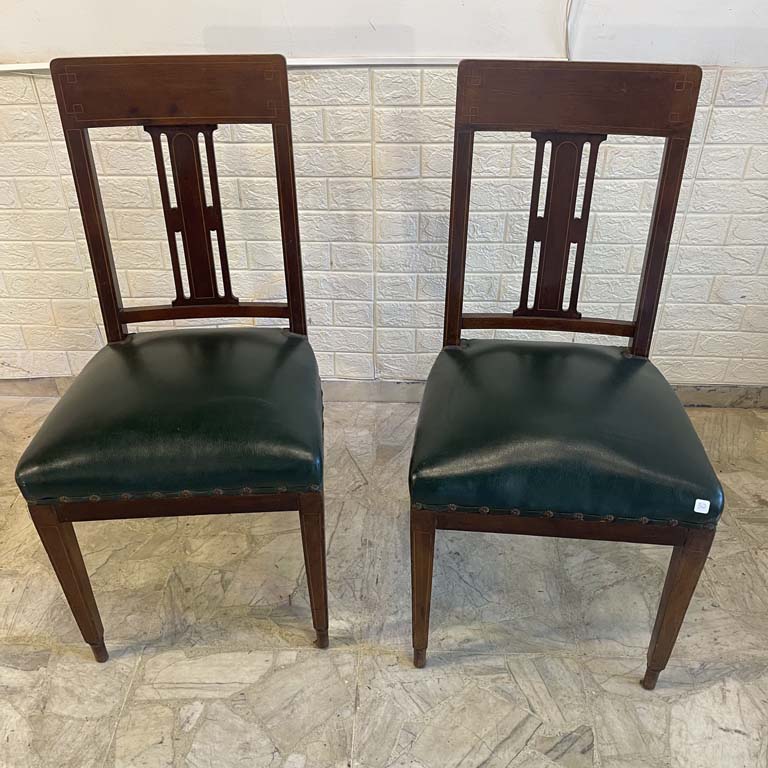 Lote siguiente: 2 Sillas Inglesas con Maraquetería y Tapizadas en Cuero Verde con Tachas - Estado: Bueno