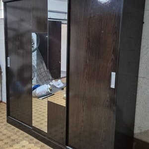 Ropero de Madera Oscura con Tres Puertas Corredizas y Espejo Central - imagen 2