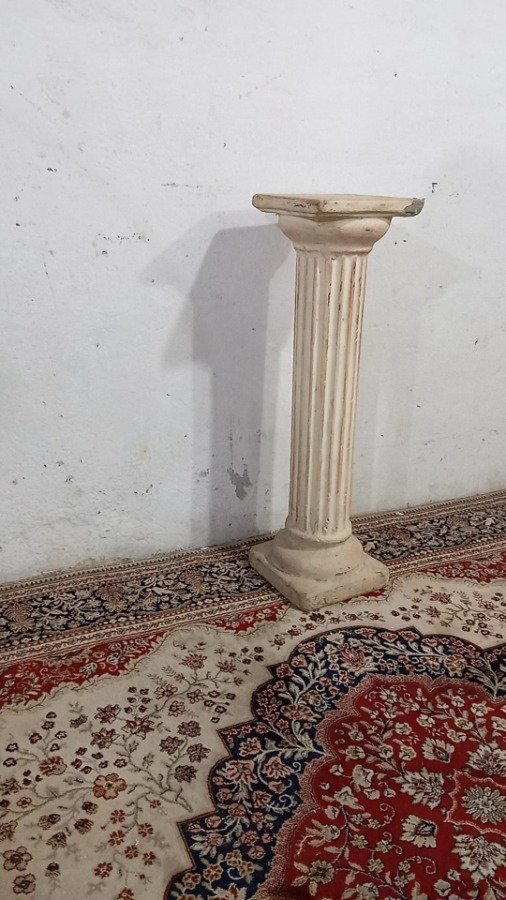 Columna de hormigón beige en pedestal - imagen 3