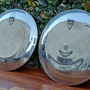 Fuente y Dos Platos de Pared Metálicos Labrados Estilo Oriental - imagen 7