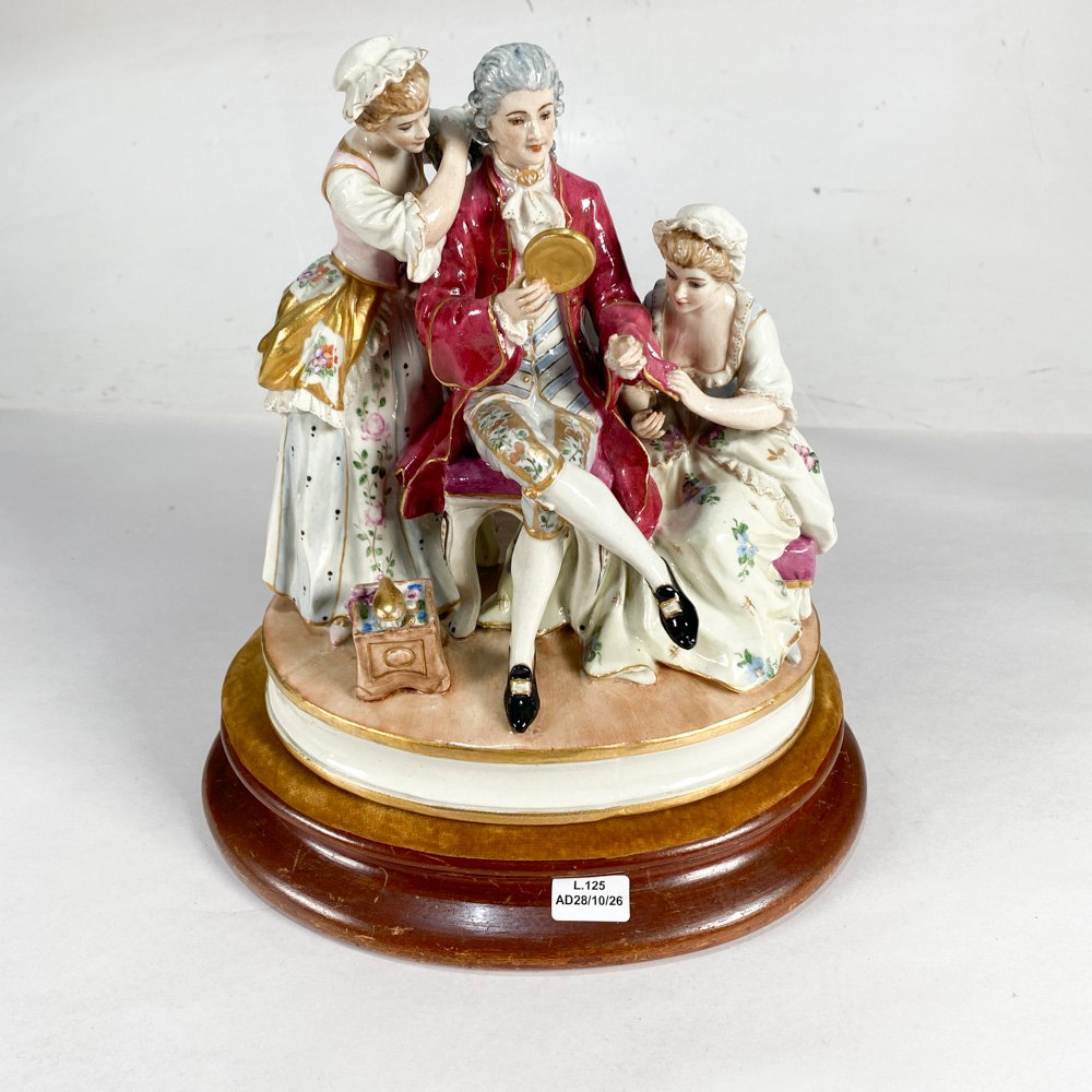 Grupo de Porcelana "Don Juan" Sitzendorf con Base de Madera